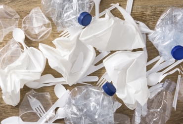 El gravamen a los plásticos de un solo uso encarecerá la canasta familiar de los diferentes estratos del país. Foto: naturacert.org Plásticos de un solo uso
