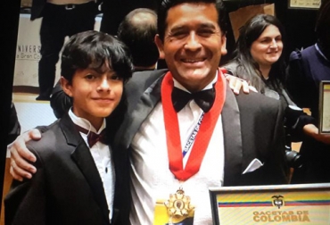 Reconocimiento a Luis Humberto Caballero como mejor periodista agroeconómico, otorgado por la organización Gacetas de Colombia. Foto: Cortesía Luis Humberto Caballero con su hijo Nicolás Caballero Méndez