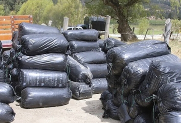 Para ayudar a aliviar la crisis de los productores de Nariño, el gobierno permitirá la importación de alimentos para animales desde Ecuador. Foto: infobae.com Alimento para animales