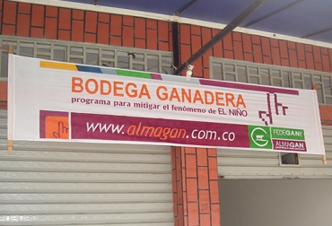 La tramitología afecta a los ganaderos de Colombia que buscan en las bodegas alimento para los bovinos. Foto: CONtexto Ganadero. dificultades para acceder a bodegas ganaderas en Colombia