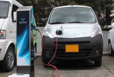 Un contingente anual de 1.500 vehículos 'limpios' llegará al país desde este año. Foto: Prensa - Ministerio de Ambiente Carros eléctricos e híbridos en Colombia