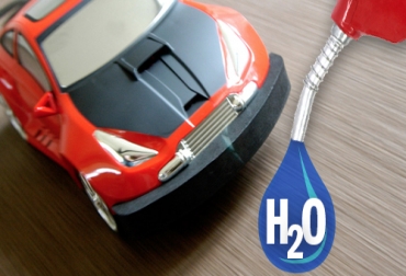 Un modelo a escala llamado “El carro del futuro” funciona con un pequeño motor y luego de que el recurso hídrico cumple su proceso biológico, empieza a darle energía a todo el automotor para que se mueva. Foto: CONtexto Ganadero El carro del futuro se desplazará con agua