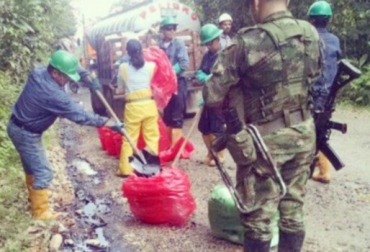 El ejército ha custodiado la zona para que se adelanten las operaciones de limpieza de petróleo en los afluentes de Puerto Asís. Foto @RedMasNoticias. Atentado en Putumayo