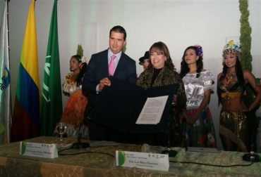 El presidente del Banco Agrario de Colombia, Francisco Solano Mendoza y la presidenta de Servientrega, Luz Mary Guerrero, suscribieron el acuerdo. Foto: Banco Agrario Alianza Banco Agrario y Servientrega