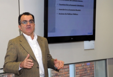 Óscar Iván Zuluaga, precandidato presidencial, trató temas económicos con estudiantes de la Universidad Nacional. Foto: Víctor Holguín - Unimedios Óscar Iván Zuluaga, exministro de Hacienda.jpg