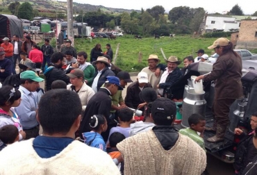 Casi un millón y medio de litros de leche se han dejado de entregar a diario en todo el territorio nacional. Foto: Twitter @hernanonatra Paro agrario nacional afecta a lecheros del país
