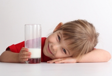 El consumo anual per cápita recomendado por la FAO, es de 182 litros. Foto: CONtexto ganadero. Consumo de leche en Colombia.jpg