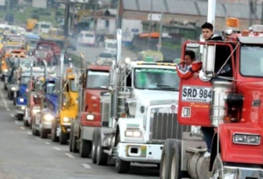 Los camioneros piden la reducción de $2.040 para el Acpm. Foto: tomada de twitter @Pebolar. Paro camionero