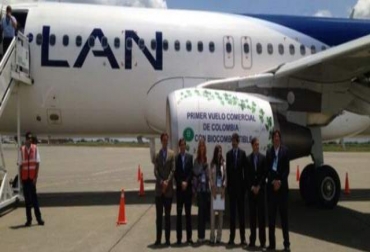 En este primer vuelo, que llegó a Cali, procedente de Bogotá con 174 pasajeros, se usó una mezcla de 33% de biocombustible y 67% de combustible tradicional. Foto: Prensa - LAN Colombia Primer vuelo comercial con biocombustibles