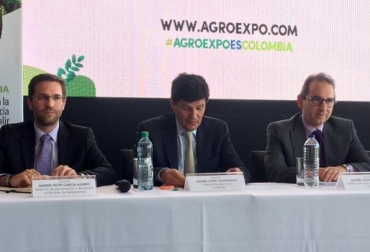 El director de Planeación y Desarrollo Sostenible de Fedepalma, Andrés García (der.), el presidente ejecutivo de Corferias, Andrés López (centro), y el ministro de Agricultura Andrés Valencia (izq.) durante la rueda de prensa de Agroexpo. Foto: CONtexto ganadero Ganadería, ganadería colombia, noticias ganaderas, noticias ganaderas colombia, CONtexto ganadero, Agroexpo, Agroexpo 2019, Agroexpo Bogotá, ferias, Ferias Ganaderas, feria agroexpo, Corferias, Eventos ganaderos, ministro Andrés Valencia, ministro Agricultura, presidente ejecutivo Corferias