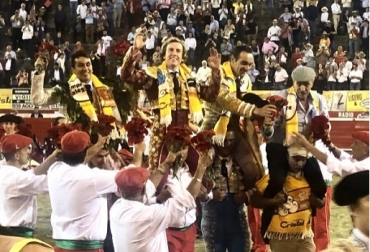 Los españoles El Cid y Román, y el colombiano Hernández salieron en hombros de la plaza de toros de Manizales. Foto: elmundo.es Tarde de toros Manizales, encaste, toros bravos, salida en hombros, despedida de El Cid, alternativa a Hernández, temporada taurina de Manizales, noticias de ganadería colombiana, CONtexto ganadero