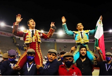 El Fandi y Joselito por la Puerta Señor de los Cristales. Foto: Camilo Díaz Toros, toros de lidia, Cali, Encierro Cesar Rincón, El Fandi, Joselito Adarme, CONtexto Ganadero