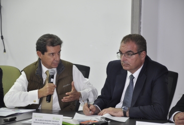 Lafaurie Rivera aprovechó el escenario para darle a conocer al ministro las cifras puntuales que evidencian que la situación es crítica. Foto: CONtexto ganadero. aurelio iragorri y josé félix lafaurie