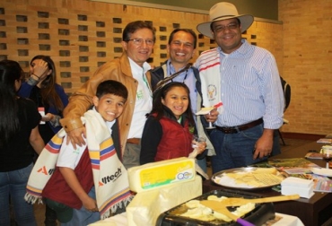 Enrique Rubio Ramírez, presidente de Asocriollo; José Antonio Velásquez, director ejecutivo del gremio; y Rafael Torrijos, vicepresidente. Foto: CONtexto ganadero. Asocriollo celebró sus 15 años