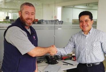 El convenio fue firmado por Juan Camilo Escalente, gerente comercial de ABS, (i) y Marceliano Acosta, gerente general de Ganexpo (d.) Foto: CONtexto Ganadero. Ganexpo, ABS