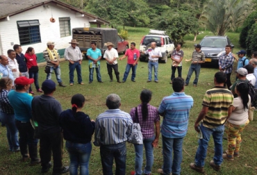 El taller de Buenas Prácticas Ganaderas reunió a 29 personas y se hizo en la finca Santa María como ejemplo de sistema productivo. Foto: Juan David Morales Finca Santa María, hermanos Múnera, Yotocó, restrepo, Valle del Cauca, Buenas Prácticas Ganaderas, BPG, Sistemas silvopastoriles, pequeños ganaderos, producción láctea Valle del Cauca, afectaciones Valle del Cauca fenómeno de El Niño, Guamo, nogal cafetero, CONtexto ganadero, ganaderos colombia