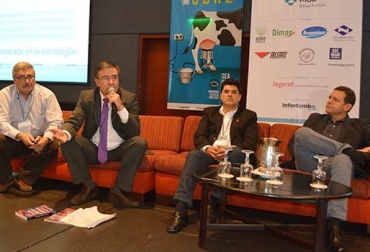 De izq. a der: Eugenio Scala, invitado de Argentina; Julián Noreña, gerente de la Hacienda Pino Hermoso; Javier Ardila, director de la Hacienda Casa de Lata, y Fernando Osorio, moderador de la charla. Foto: Infortambo Andina. Gerencia exitosa de fincas lecheras