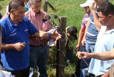 Los ganaderos de Tuluá y alrededores aprenderán a establecer las cercas eléctricas en sus predios. Foto: Cortesía. Tuluá, Valle del Cauca, Hacienda El Saman, Cooperativa de Ganaderos del Centro y Norte del Valle del Cauca, Cogancevalle, Ferragro, Cercas solares, paneles solares, cercas eléctricas, energías renovables, comercialización, tecnologías para el sector ganadero, kits solares, energía solar, CONtexto ganadero, ganaderos Colombia