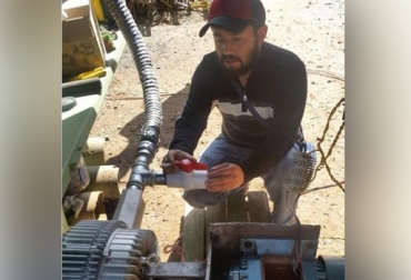 Carlos Andrés Quevedo trabaja en su invento, la máquina del sistema Q. Foto: www.sistemaq.org. Sistema Q, máquina de movimiento continuo, energía ilimitada, energía renovable, Boyacá, Tunja, Meta, Villavicencio, inventor del sistema Q, inventor de la máquina de movimiento continuo circular, movimiento perpetuo, Albert Einstein, Arquímedes, patente en Ginebra Suiza, patente máquina movimiento continuo, producción agropecuario, técnico agropecuario, CONtexto ganadero, ganaderos Colombia