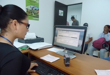 Al fallar la red en las oficinas de la autoridad sanitaria, hay retrasos para expedir documentos como guías de movilización. Foto: ICA. oficina del ica Colombia internet