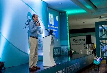 El académico les pidió a los productores no fijarse en la IATF como un proceso costoso sino en los rendimientos que genera. Foto: CONtexto ganadero. IATF, Inseminación artificial a término fijo, IATF en lechería, uso de la inseminación en hatos lecheros, reproducción bovina, lechería, sistemas de lechería, pietro baruselli, contexto ganadero, ganadería colombia