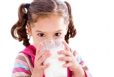 La intención es que los más pequeños aumenten su ingesta del lácteo. Foto: cuidateplus.com. día mundial de la leche, celebración día mundial de la leche, consumo de leche, consumo de leche en leche, aumento consumo de leche en colombia, el pomar, ganadería colombia, contexto ganadero
