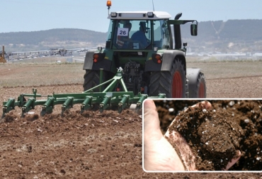 El primer paso para fertilizar consiste en la evaluación y preparación del terreno, que incluye su análisis y su posterior mecanización. Foto: AgroEs.es - ecoesfera.com Plan fertilización ganadería, plan fertilización suelos ganaderos, fertilización ganadería, fertilización clima frío, fertilización clima cálido, CONtexto ganadero, ganaderos Colombia