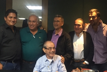 Varios de los asistentes se tomaron fotos junto con el Dr. Luiz Carlos Pinheiro. Foto: CONtexto ganadero Pastoreo Racional Voisin, 91° Curso Especializado en Pastoreo Racional Voisin, luiz carlos pinheiro, luiz carlos pinheiro en Colombia, pinheiro prv, pastoreo racional voisin, voisin colombia, leyes voisin, pinheiro prv brasil, CONtexto ganadero, ganadería colombia, cultura empresaria ganadera, CEG Internacional, noticias ganaderas colombia
