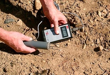 “Si aplica Cal de buena calidad, en 30 o 40 días verá un pasto de mejor color y de mayor nutrición”, dijo Ramón Valbuena. Foto: Elproductor.com Acidez del suelo, corregir acidez, exceso de lluvia lava los minerales y se los lleva, amarres de elementos químicos, minerales no pasan a la planta, cómo corregir acidez del suelo, CONtexto Ganadero, noticias de ganadería colombiana.