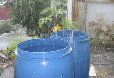 “Es recomendable recoger el agua de lluvia en albercas o tanques al momento de caer sobre el techo de las edificaciones”, enseñaba Ricardo Botero. Foto: rica.chil.me Ahorrar agua, Ricardo Botero, usar reservorios, sembrar sorgo en vez de maíz, ahorrar agua en canecas, economía del agua, grifos que economizan agua, CONTexto Ganadero, noticias de ganadería colombiana.