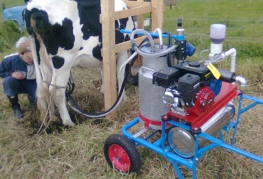 El ordeño móvil es una alternativa para los productores que no pueden instalar salas de ordeño. Foto: agrocerezo.wordpress.com Equipo mecánico móvil de ordeño, equipo de ordeño, ordeño mecánico, ordeño móvil, ventajas ordeño mecánico móvil, definición ordeño móvil, pezonera para vacas, función de los equipos, lechería especializada, tecnología ganadera, CONtexto ganadero, ganaderos Colombia, noticias ganaderas Colombia