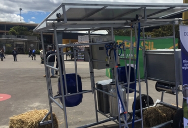 Este es un equipo de ordeño mecánico con paneles solares en su techo para la energía. Foto: CONtexto ganadero Equipo mecánico de ordeño con panel solar, equipo de ordeño panel solar, ordeño mecánico, ordeño panel solar, ventajas ordeño mecánico panel solar, definición ordeño móvil, ordeño panel solar Colombia, lechería especializada, tecnología ganadera, CONtexto ganadero, ganaderos Colombia, noticias ganaderas Colombia