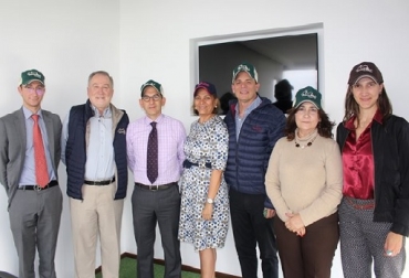 El ministro de Agricultura, Andrés Valencia y la gerente general del ICA, Deyanira Barrero, entregaron al presidente de la Asociación Colombiana de Criadores de Ganado Cebú, Asocebú, Mauricio Moreno Roa, el protocolo sanitario para la movilización de los animales a la feria. Foto: ICA Ministerio de Agricultura y Desarrollo Rural, ICA y Asocebú, Medidas sanitarias para la Nacional Cebú 2018, Ganadería bovina, ganadería colombiana, noticias ganaderas, noticias ganaderas Colombia, CONtexto ganadero