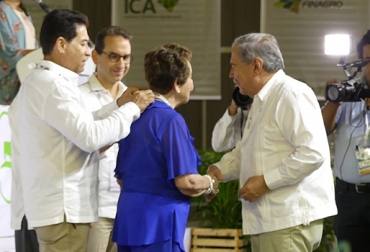 La esposa de Octavio Hermida Perdomo recibió la Gran Cruz al Mérito Ganadero Hernán Vallejo Mejía. Foto: CONtexto ganadero. Ganadería, ganadería colombia, noticias ganaderas, noticias ganaderas colombia, CONtexto ganadero, #36CongresoGanadero, fedegan, Federación Colombiana de Ganaderos, Congreso Nacional de Ganaderos, Octavio Hermida Perdomo, Jesús Antonio Restrepo Aristizabal, Carlos Enrique Segrera Lemaitre, Julio Cesar Ocampo Reyes, Rafael Barvo Bárcenas, José Ramón Gómez De La Espriella, Carlos Alfonso Severini Bornacelli, Jaime Andrés Bernal Quintero, Tomás Alfonso “Poncho” Zuleta Díaz, Jorge Suárez Motta, Fernando Calderó