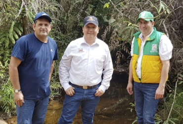 La siembra de árboles viene siendo adelantada por la Gobernación de Santander, la CAS y la Alcaldía de Curití. Foto: Gobernación de Santander. Ganadería, ganadería colombia, noticias ganaderas, noticias ganaderas colombia, CONtexto ganadero, Corporación Autónoma de Santander, CAS, Gobernación de Santander, Secretaría de Agricultura, municipio de Curití, secretario de Agricultura departamental, Javier Sarmiento, aliso, Arrayán, Cajeto, Garrocho, Guamo Santafereño, Guayacán de Manizales, Hayuelo, Roble, Corono, Cucharo, Laurel