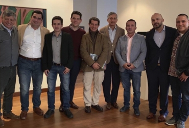 José Félix Lafaurie, presidente de Fedegán (centro), se reunió con los miembros de la junta directiva de la Asociación Angus & Brangus. Foto: CONtexto ganadero Asociación Angus & Brangus 2019, Fedegán Asociación Angus & Brangus, Federación Colombiana de Ganaderos, Comprar Brangus en Colombia, evento Brangus 2018, mercado carne Colombia, noticias Angus Colombia, noticias Brangus Colombia, información Brangus Colombia, Asociación Angus & Brangus, fedegan, promoción razas Angus y Brangus, CONtexto ganadero, ganaderos colombia, noticias ganaderas colombia