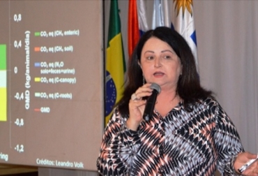 La cantidad y momento de fertilización es importante para que el nitrógeno no produzca un efecto eventualmente contraproducente en el carbono del suelo, dijo Cristina Genro, investigadora de Embrapa. Foto: alianzadelpastizal.org Brasil, Embrapa, Más pasto produce mayor almacenamiento de C en el suelo, La producción en pastizal reduce las emisiones de GEI, El aporte de Nitrógeno, ajuste de carga, Contexto ganadero, noticias ganaderas, metano,