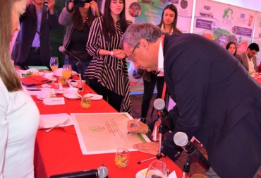 Carlos Enrique Cavelier, coordinador de Sueños de Alquería, firmó el compromiso de la compañía en materia de reducción de la huella ecológica. Foto: extrategiamedios.com. Ganadería, ganadería colombia, noticias ganaderas, noticias ganaderas colombia, CONtexto ganadero, alquería, planeta larga vida, estrategia planeta larga vida, alquería ganadería sostenible, producción sostenible, ganadería sostenible colombia,