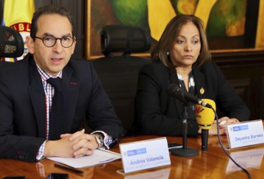 El ministro Andrés Valencia y la gerente del ICA Deyanira Barrero hicieron el anuncio antes de viajar a la Asamblea de la OIE en París. Foto: Ministerio de Agricultura Fiebre aftosa, fiebre aftosa colombia, Ministerio de Agricultura, Instituto Colombiano Agropecuario, fedegan, FNG, Fondo Nacional del Ganado, vacunación ciclo de vacunación, revacunación, ICA, estatus sanitario Colombia, aftosa colombia, certificación libre de aftosa con vacunación, Asamblea OIE, OIE Animal Health, programa nacional de erradicación de fiebre aftosa, ganaderos, CONtexto ganadero, ganaderos colombia, noticias ganaderas colombia
