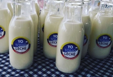 Con el mensaje "Yo tomo leche" rodeado de la bandera de Colombia, Asojersey busca estimular el consumo de leche en el país. Foto: @asojerseycolombia Campaña leche Asojersey, Leche Colombia, producción leche Colombia, precio leche Colombia, mercado leche Colombia, pago leche Colombia, Producción de leche en Colombia, leche Colombia, Precio leche noticias 2019, Consumo leche Colombia, rentabilidad de las ganaderías de leche, ganadería de leche, CONtexto ganadero, ganaderos colombia, noticias ganaderas colombia
