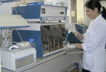 Las empresas procesadoras que estén acreditadas deben contar con infraestructura, equipos y capacitación del personal. Foto: escueladelecheria.com.ar Laboratorios acreditados, leche, Colanta, alpina, UDEA, CDT, Nestlé, ONAC, Frescaleche, Colechera, Agrosavia, calidad de la leche asociada a pago, volúmenes importantes, estatus Colombia, Antioquia, Barranquilla, Bucaramanga, Bogotá, evaluación, CONtexto ganadero, ganaderos Colombia, noticias ganaderas Colombia