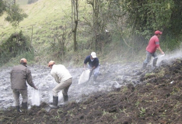 La cal es un químico que aporta grandes beneficios en la no acidificación de los suelos. Foto: dolomitarivera.com Ganadería, gaanderia Colombia, ganadería colombia, CONtexto ganadero, noticias ganaderas, noticias ganaderas colombia, cal, cal en suelos, suelos acidos colombia, aplicacion cal suelos, produccion biomasa con cal, mayor forraje cal, fertilidad de suelos con cal, ganaderos, análisis de suelos, ganaderos colombia