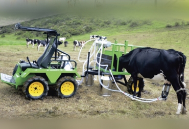 Esta máquina fue diseñada y fabricada en Colombia por la empresa Agromilch, dedicada a la creación de equipos de ordeño. Foto: Agromilch Carro ordeño, carro ordeño Colombia, Agromilch, carro ordeño Agromilch, carro Agromilch, Equipo mecánico de ordeño, equipo de ordeño Agromilch, ordeño mecánico, máquina de ordeño, ordeño panel solar, ventajas ordeño mecánico panel solar, definición ordeño móvil, ordeño panel solar Colombia, lechería especializada, tecnología ganadera, CONtexto ganadero, ganaderos Colombia, noticias ganaderas Colombia