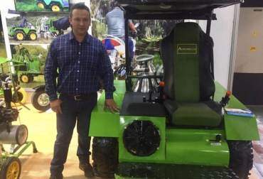 El ingeniero Frey Huertas, fundador de la empresa Agromilch, posa junto a su creación: el carro-ordeño, que exhibió en la edición XXII de Agroexpo en Corferias. Foto: CONtexto ganadero Historia carro ordeño, Ingeniero Frey Huertas, Carro ordeño, carro ordeño Colombia, Agromilch, carro ordeño Agromilch, carro Agromilch, Equipo mecánico de ordeño, equipo de ordeño Agromilch, ordeño mecánico, máquina de ordeño, ordeño panel solar, ventajas ordeño mecánico panel solar, definición ordeño móvil, ordeño panel solar Colombia, lechería especializada, tecnología ganadera, CONtexto ganadero, ganaderos Colombia, noticias ganaderas Colombia
