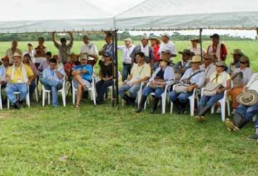 José Félix Lafaurie Rivera, presidente ejecutivo de Fedegán, expresó “un agradecimiento especial a los ganaderos que pusieron todo su empeño para apoyar la ejecución del primer ciclo contra la fiebre aftosa, la brucelosis y la rabia silvestre”. Foto ilustración: Fedegán Colombia, Fedegán, ICA, Ministerio de Agricultura, campaña de vacunación contra la fiebre aftosa, brucelosis y rabia bovina, cukmina primer ciclo de vacunación, CONtexto ganadero, noticias ganaderas de Colombia, vacunación