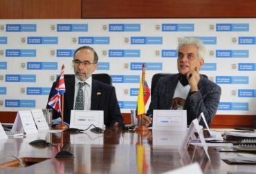 El embajador del Reino Unido, Peter Tibber y el ministro de Ambiente, Ricardo Lozano, suscribieron el acuerdo. Foto: Minambiente. ganadería, ganadería colombia, noticias ganaderas, noticias ganaderas colombia, contexto ganadero, Alianza para el Crecimiento Sostenible, ministro de Ambiente, Ricardo Lozano, embajador del Reino Unido, Peter Tibber, Consejo Nacional de Lucha contra la deforestación, CONALDEF, Oficina de Naciones Unidas contra la Droga y el Delito, Embajada del Reino Unido, Plan Nacional de Desarrollo,