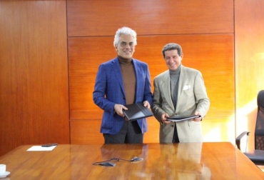 El ministro de Ambiente, Ricardo Lozano, y el presidente ejecutivo de Fedegán, José Félix Lafaurie, durante la firma del Acuerdo de Cero Deforestación de las Cadenas de Carne Bovina y Láctea. Foto: Ministerio de Ambiente Fedegán, Ministerio de Ambiente, Lafaurie, sostenible, ganadería, noticias de ganadería colombiana, CONtexto ganadero