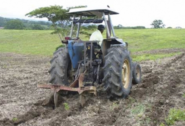 La preparación del terreno tiene como finalidad el eliminar la cobertura vegetal indeseable y crear las condiciones adecuadas para un buen desarrollo de la leucaena y el pasto. Foto: Proyecto Ganadería Colombiana Sostenible Ganadería, ganadería colombia, Ganadería colombiana, CONtexto ganadero, noticias ganaderas, noticias ganaderas colombia, Siembra directa, siembra directa leucaena, siembra directa con preparacion mecanica del terreno, terreno, siembra mecanica, preparacion mecanica del terreno, ganaderos, ganaderos colombia