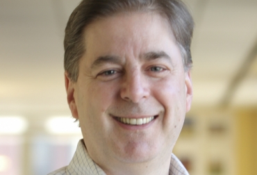 Searchinger es graduado summa cum laude de Amherst College y tiene un doctorado en leyes de la Facultad de Derecho de Yale, donde trabajó como editor principal del Yale Law Journal. Foto: sustainablebrands.com Ganadería, ganadería colombia, Ganadería colombiana, CONtexto ganadero, noticias ganaderas, noticias ganaderas colombia, 37 Congreso Nacional de Ganaderos, congreso Fedegán, ganadería colombiana sostenible, Ganadería Sostenible, ganadería sostenible el futuro, gases efecto invernadero, ganaderos, ganaderos colombia