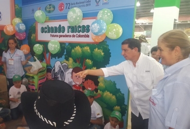 Los niños deben conocer los programas que se llevan a cabo en la ganadería colombiana, dijo José Félix Lafaurie Rivera. Foto: Cortesía Echando Raíces, Asocebú, 15 años, gusto por ganadería, pertenencia, propiedad, nuevas generaciones, remplazar a ganaderos, talleres, concursos, noticias de ganadería colombiana, CONtexto ganadero.